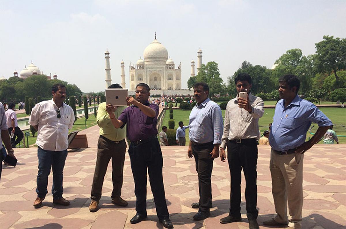 Now, click and upload pics from Taj Mahal